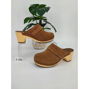Crocs Women’s Sarah Brown Suede Mules Clogs Triple Comfort  Size 5 US